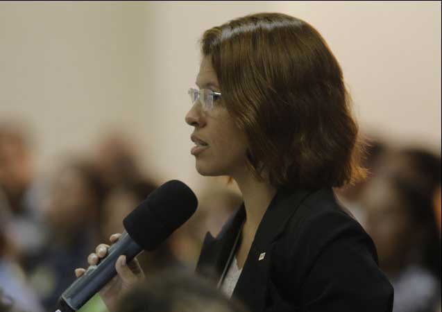 Ver&ocirc;nica Bezerra fez questionamentos a Amaro Neto. Foto: F&aacute;bio Machado/Folha Vit&oacute;ria.