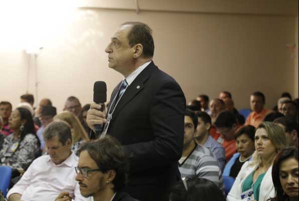 Giulio Imbroisi perguntou para Luciano Rezende. Foto: F&aacute;bio Machado/ Folha Vit&oacute;ria. 