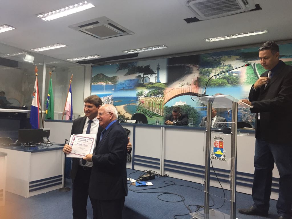  O proponente da sess&atilde;o, vereador Mirim Montebeller, entregando a homenagem ao deputado estadual e advogado H&eacute;rcules Silveira.