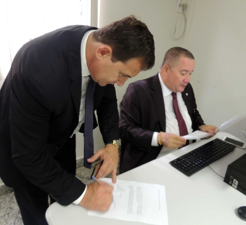 Homero Mafra e Dion&iacute;sio Balarine utilizam os equipamentos da nova sala de Maril&acirc;ndia. Foto: Divulga&ccedil;&atilde;o.