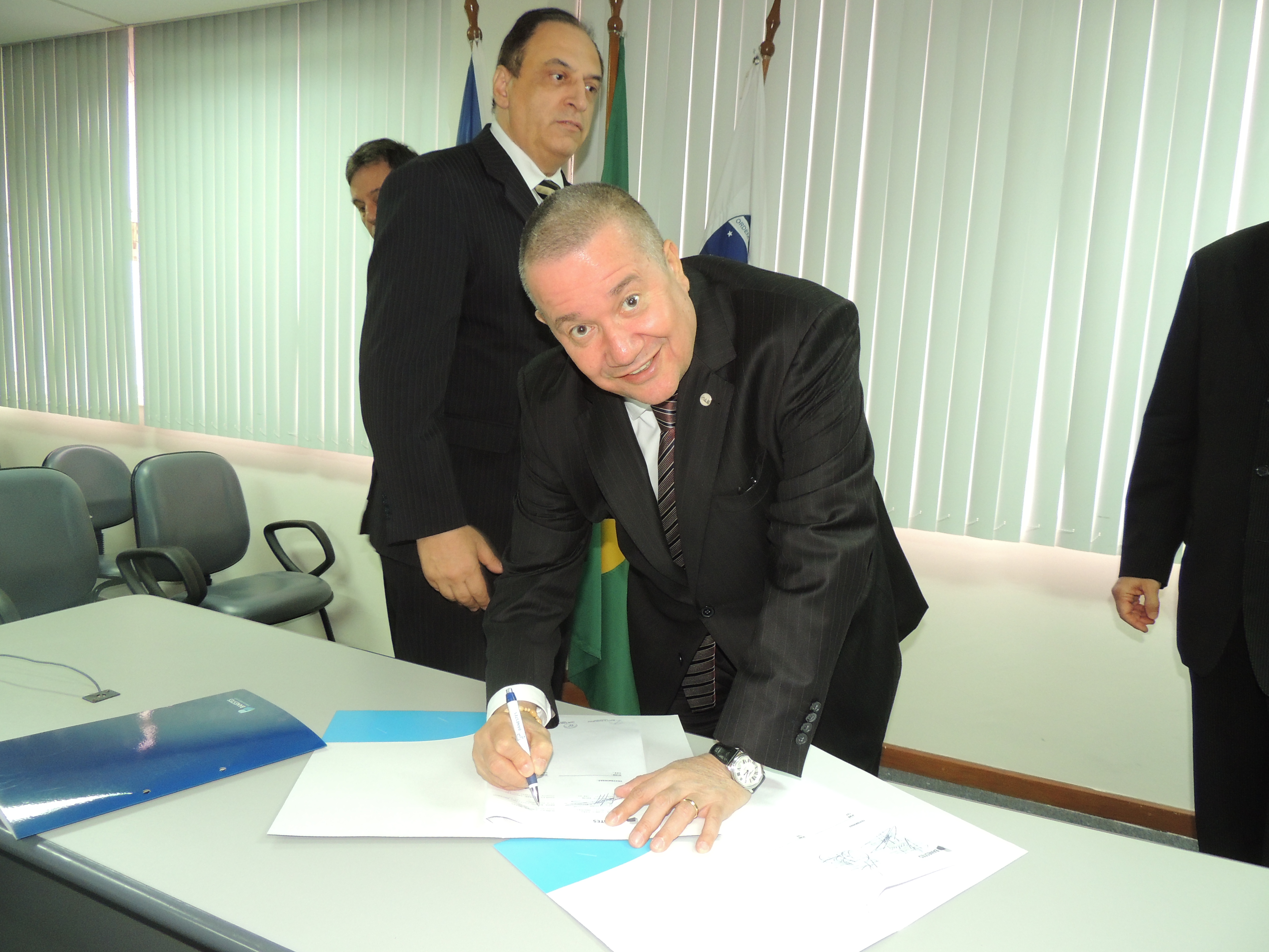Homero assina parceria em prol da advocacia. Foto: Divulga&ccedil;&atilde;o.