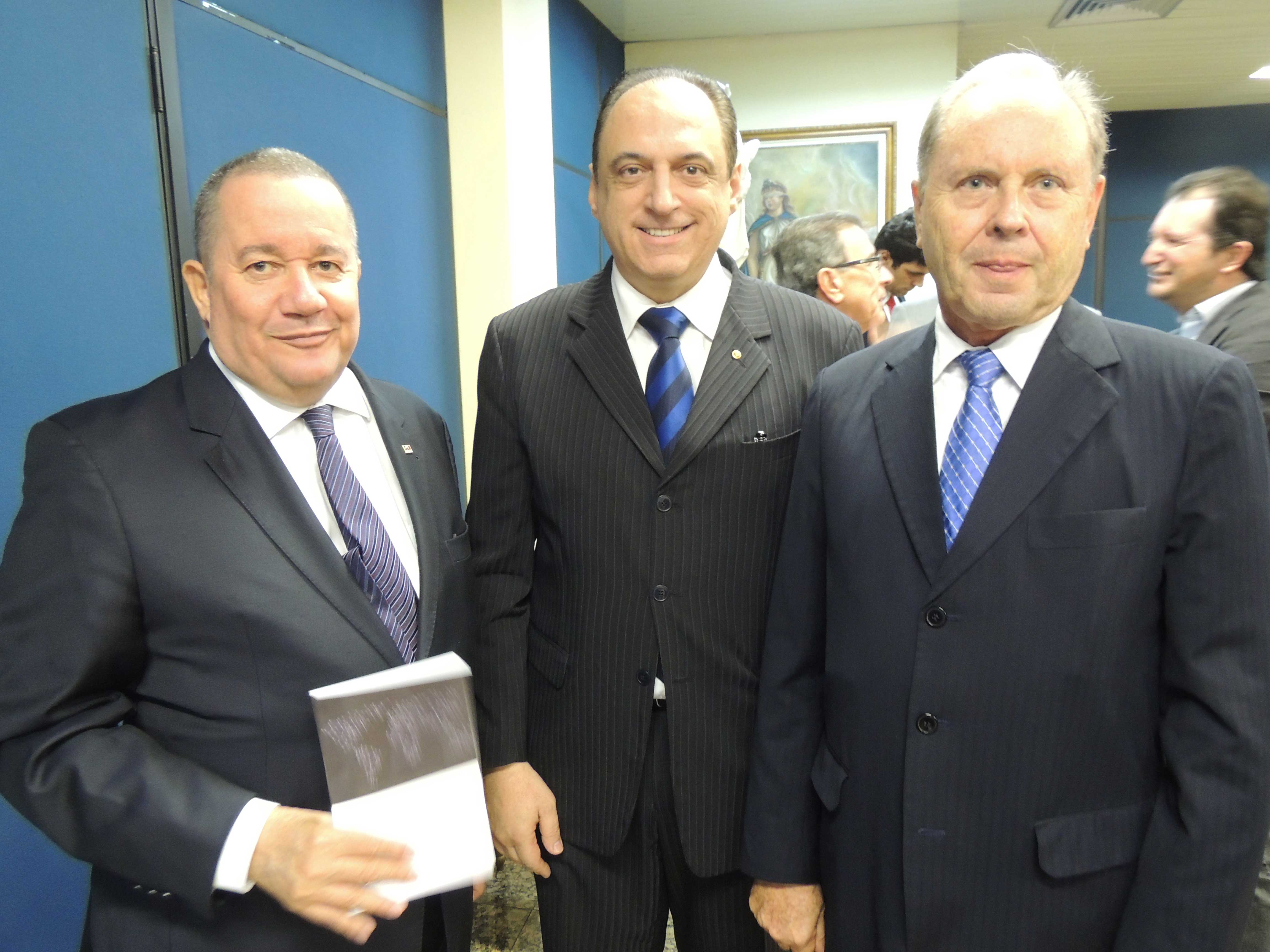 Homero Mafra com Giulio Imbroisi e o presidente do TJES, Annibal Rezende. Foto: Divulga&ccedil;&atilde;o.