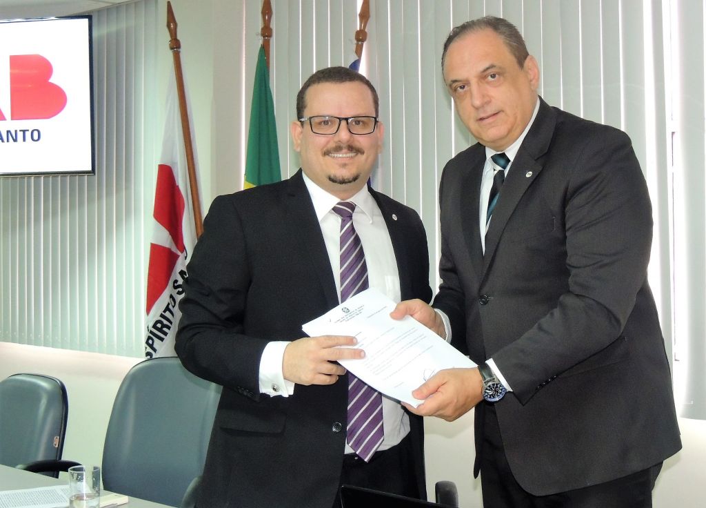 Documento foi entregue ao diretor tesoureiro da OAB-ES, Giulio Imbroisi