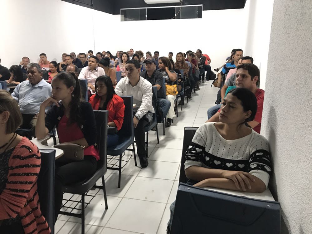 Alunos acompanham atentos palestra da Comiss&atilde;o da OAB-ES. Foto: Divulga&ccedil;&atilde;o.