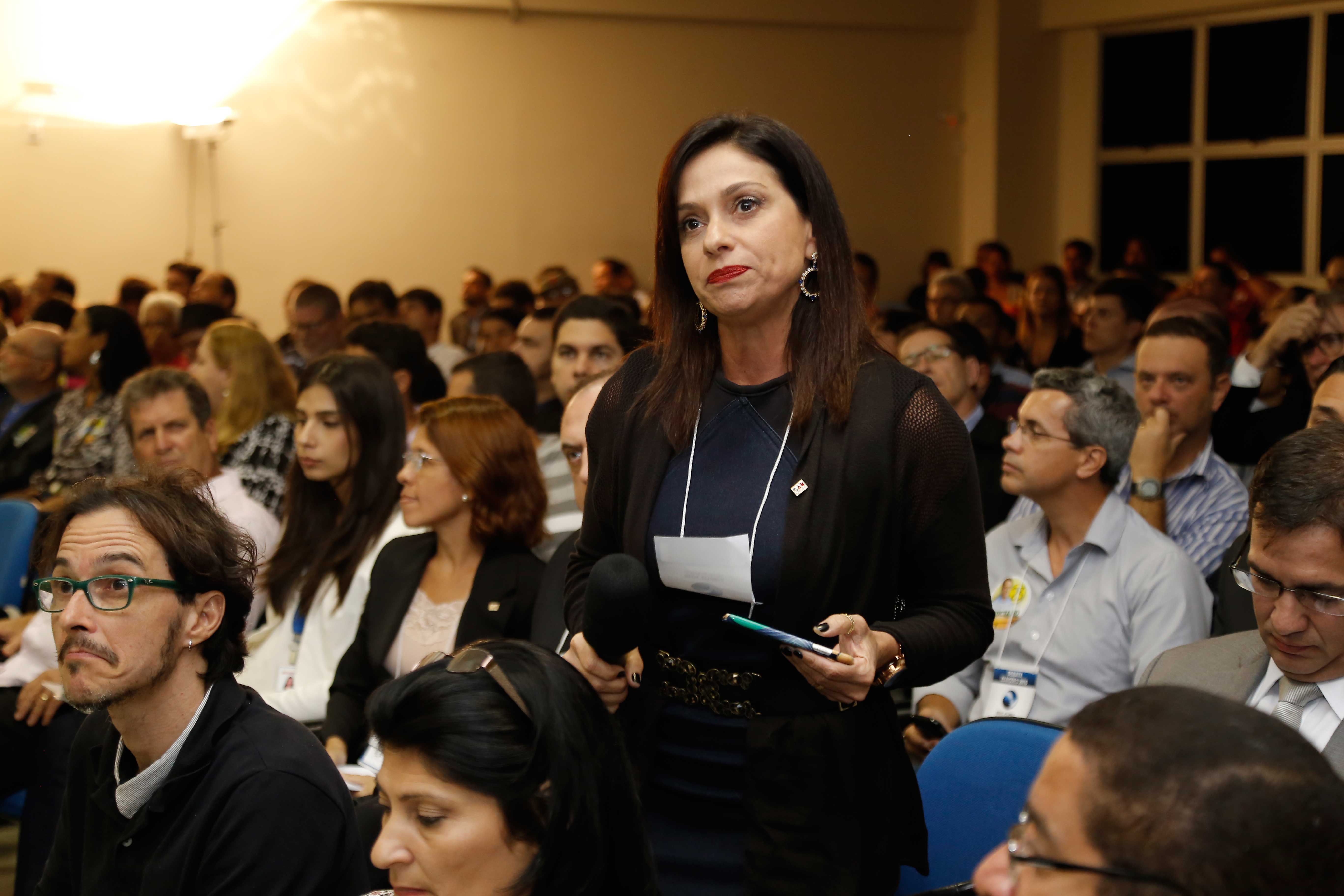 Fl&aacute;via Brand&atilde;o questiona Perly Cipriano. Foto: F&aacute;bio Machado/Folha Vit&oacute;ria.