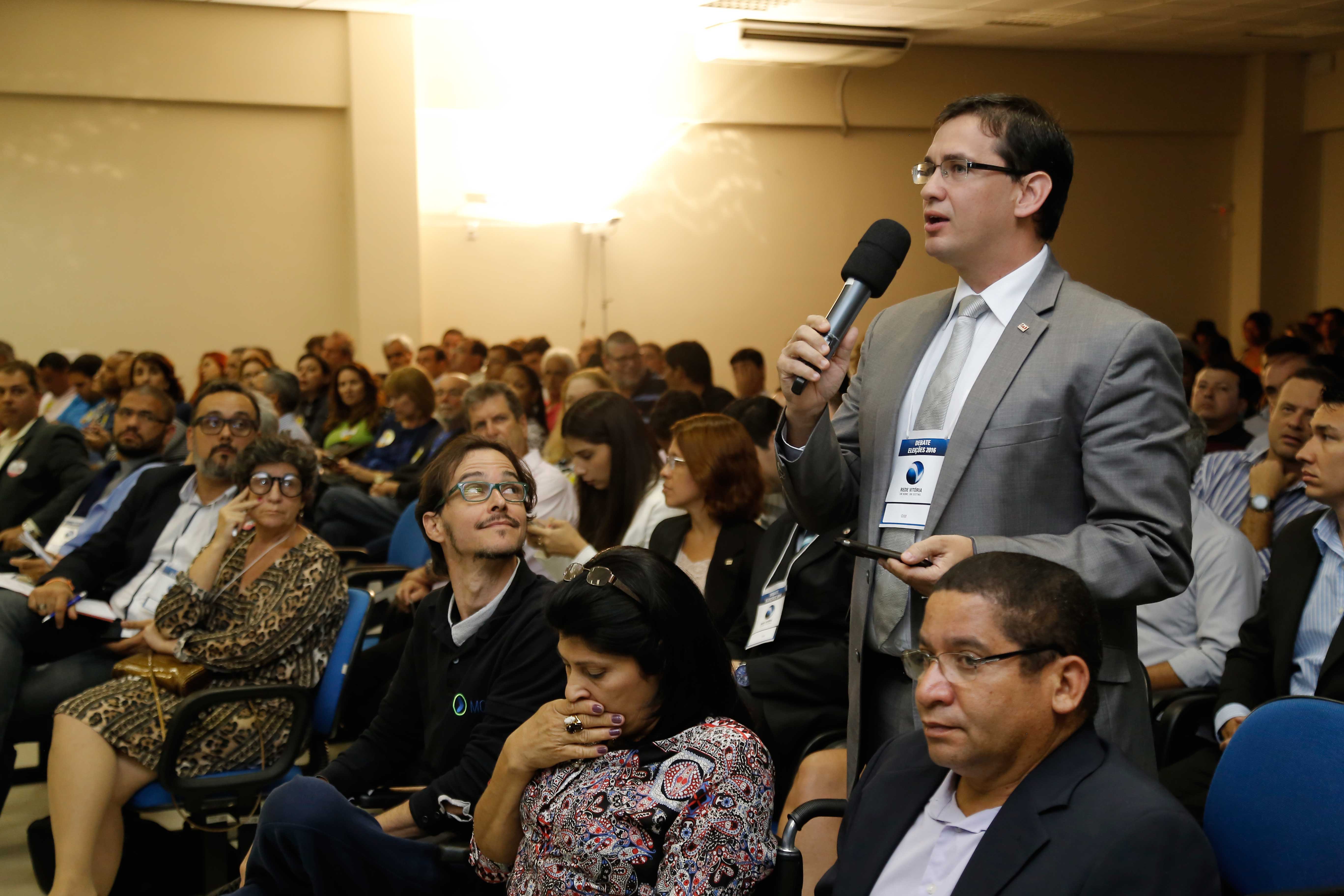 Ricardo Brum perguntou para Lelo Coimbra. Foto: F&aacute;bio Machado/TV Vit&oacute;ria.