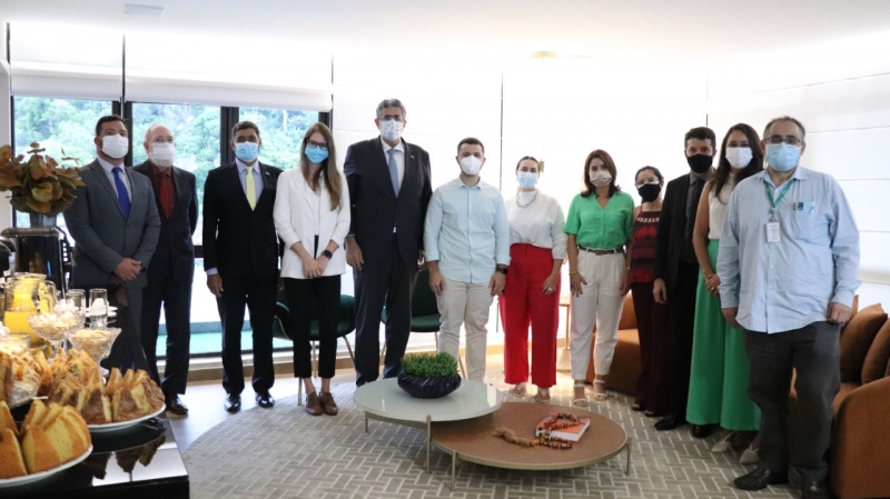 O presidente da Ordem dos Advogados do Brasil, Seccional Espírito Santo (OAB-ES), José Carlos Rizk Filho, o advogado e ex-presidente (2019-2021) da Comissão de Advocacia Pública, Douglas Gianordoli, e o prefeito Wanderson Bueno na posse dos Procuradores do Município de Viana