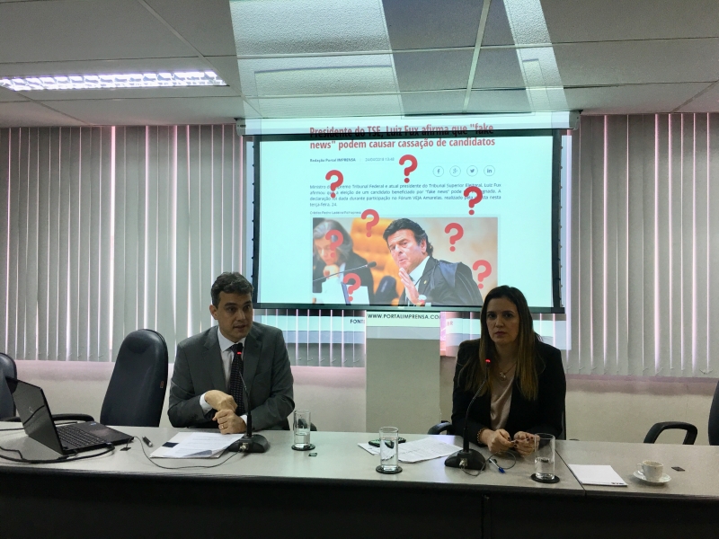 O advogado Luciano Ceotto e a advogada Flávia Murad durante a palestra sobre o tema fake news