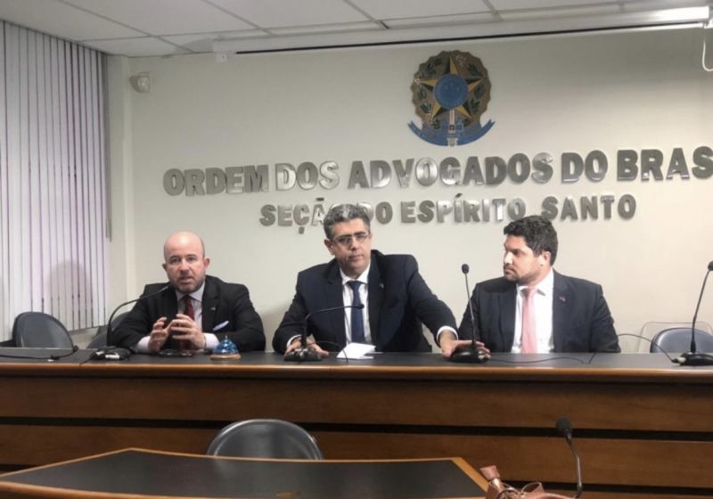 O presidente Rizk Filho ao lado dos autores da ação da OAB, Luiz Alochio e João Roberto Dalcol