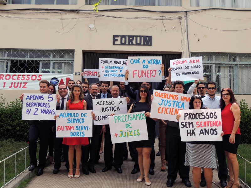 Advocacia protesta em frente ao Fórum. Foto: Divulgação.