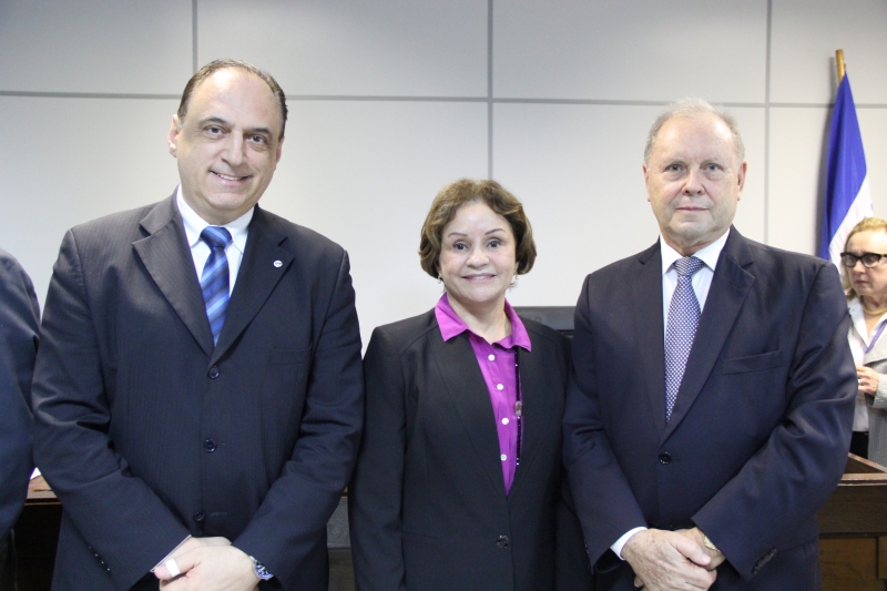 Diretor-Tesoureiro da OAB-ES, Giulio Imbroisi, Desembargadora Janete Vargas Simões e Presidente do TJES, Desembargador Annibal Rezende Lima, em inauguração do novo Salão do Júri e 8ª CEJUSC no Fórum de VV. Foto: Divulgação.