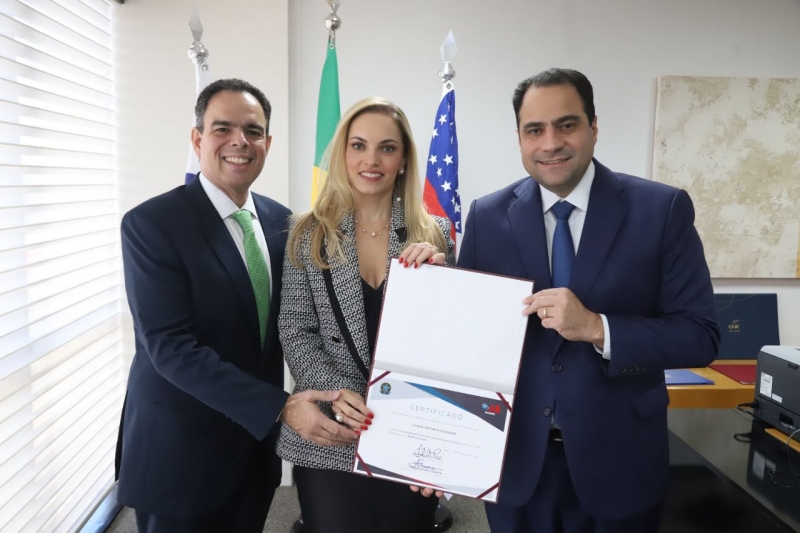 A Conselheira Federal da OAB-ES, Luciana Mattar, ao lado do Coordenador Nacional das Comissões, Felipe Sarmento, e do Presidente da OAB Nacional, Beto Simonetti, toma posse como Presidente da Comissão Nacional de Direito Aduaneiro