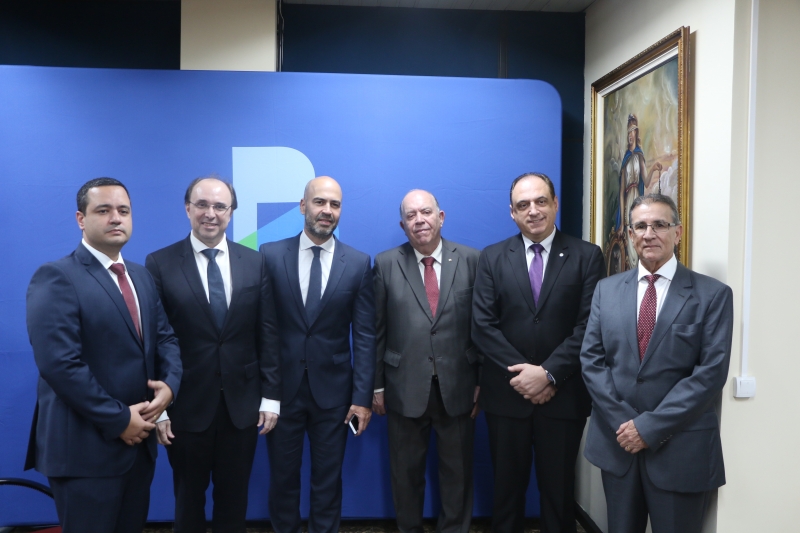 Representando a diretoria da Ordem dos Advogados do Brasil, Seção Espírito Santo (OAB-ES) na solenidade de lançamento, o diretor tesoureiro da OAB-ES, Giulio Imbroisi.