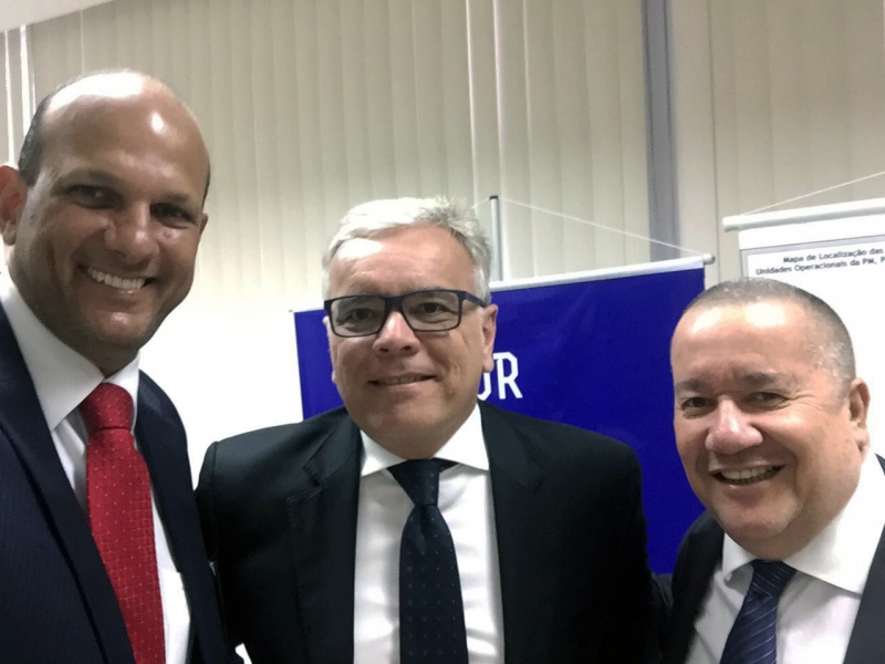 Secretário André Garcia com Homero Mafra e Rivelino Amaral. Foto: Divulgação.