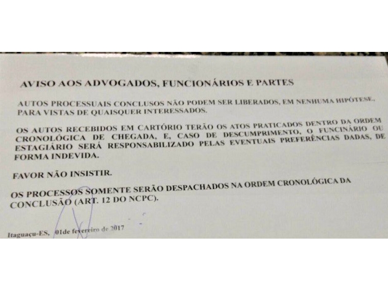 Norma publicada na entrada da sala do juiz. Foto: Reprodução.