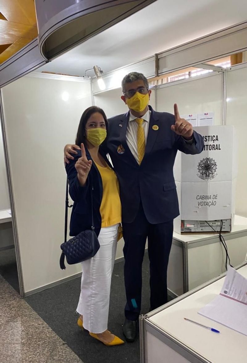 O presidente reeleito José Carlos Rizk Filho votou ao lado de sua esposa, Fabiana Simões