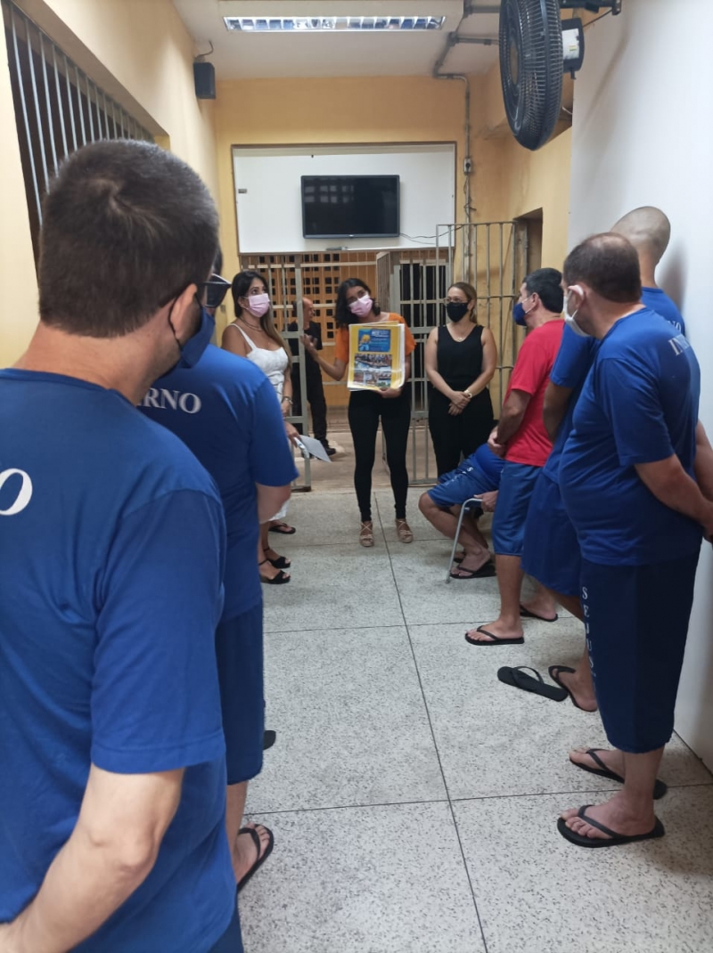 Os internos ouviram atentamente as informações e ficaram entusiasmados ao verem as fotos do evento