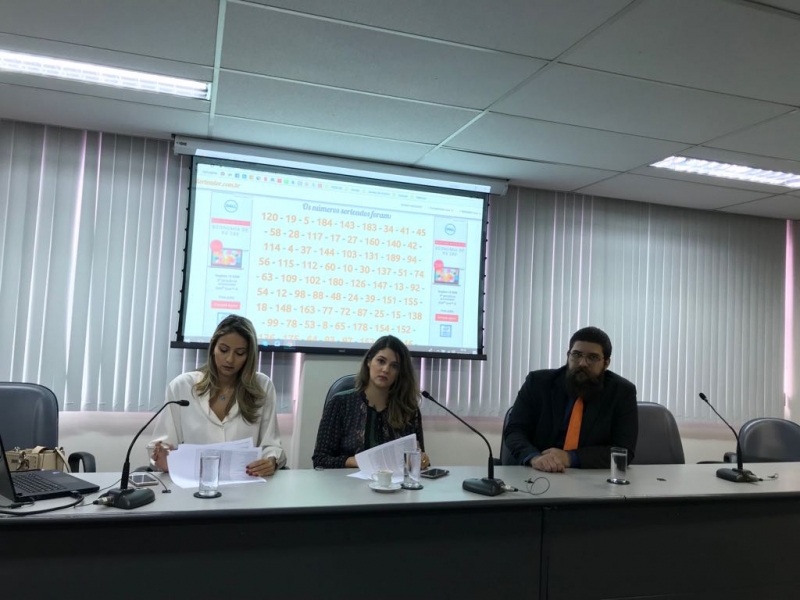 Foram 193 inscritos e o sorteio foi realizado por meio eletrônico, com a participação das advogadas membros da Comissão Vanessa Cola e Priscila Benincá, e também do advogado, Vitor Barros Veiga.