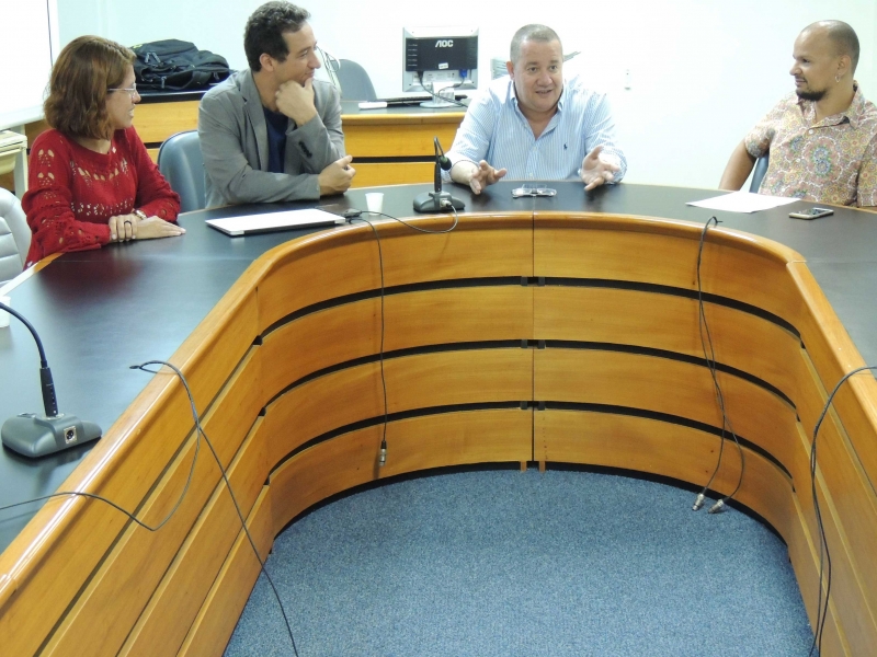 Comissão recebeu especialistas. Foto: Divulgação.