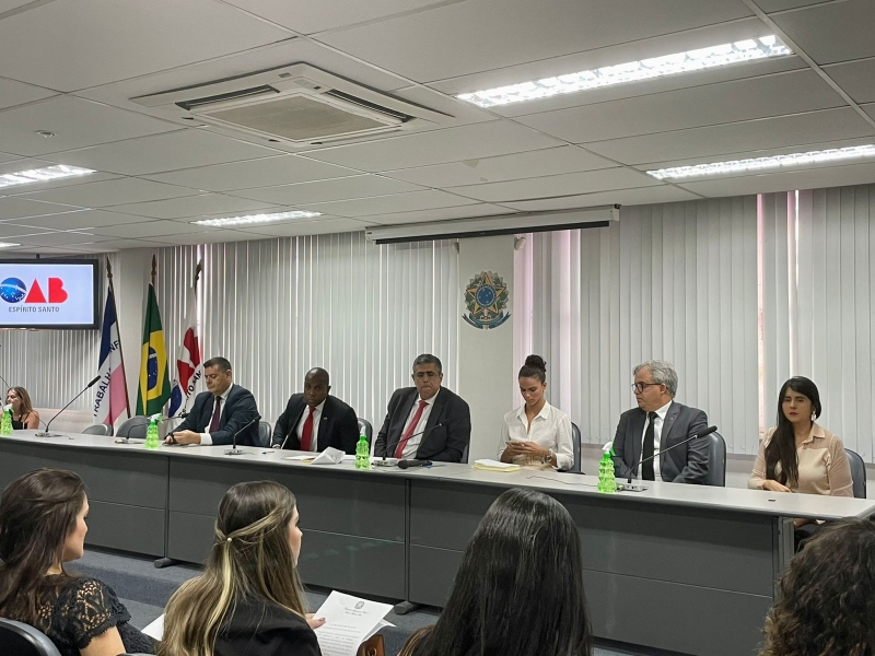 Além do presidente da Ordem, José Carlos Rizk Filho, a mesa contou com a presença da vice-presidente, Anabela Galvão; do secretário-geral, Alberto Nemer; da secretária-geral adjunta, Silvia Hansen; e do tesoureiro, Anderson Félis; além do presidente da ESA-ES, Alexandre Zamprogno, do diretor da Comissão de Direitos e Prerrogativas, Rodrigo Carlos de Souza, e da paraninfa da turma, Fernanda Volosk.