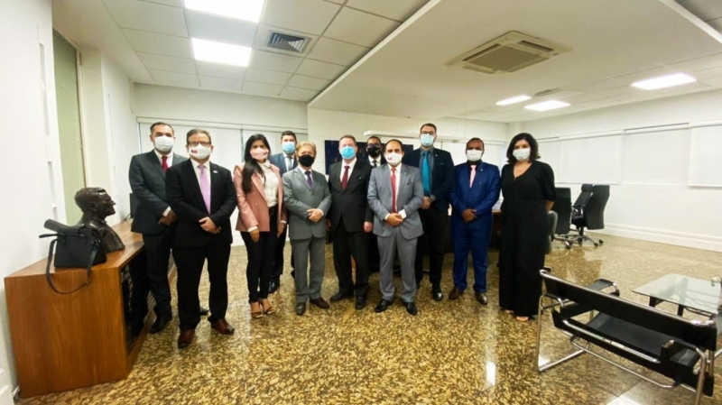 A secretária-geral adjunta da OAB-ES, Silvia Hansen, representando o presidente da Ordem, José Carlos Rizk Filho, com o presidente do TJES, Fabio Clem, entre outras autoridades