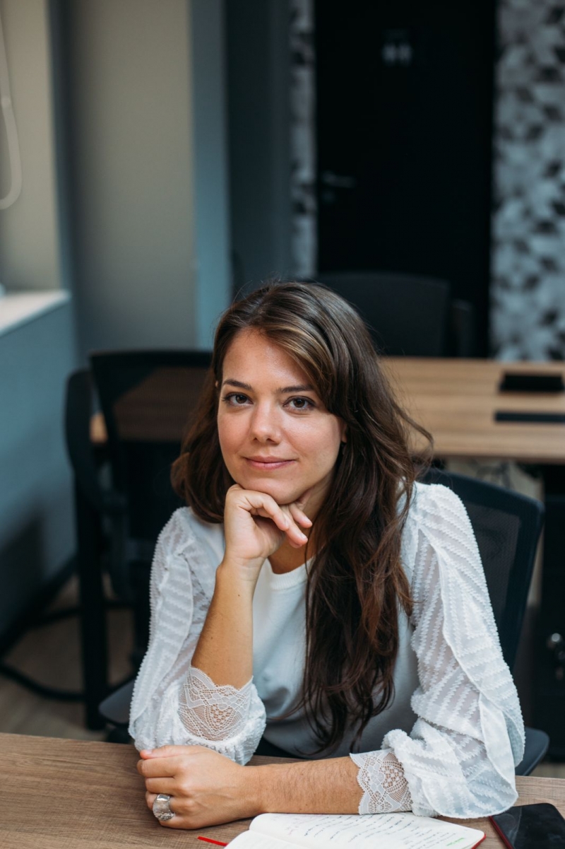 A advogada, especializada em gênero, professora nos departamentos de Politics e Global Studies da New School e fundadora da Veredas Estratégias em Direitos Humanos, Mayra Cotta, estará em Vitória, a convite da OAB-ES e Comissão da Mulher Advogada, para uma palestra