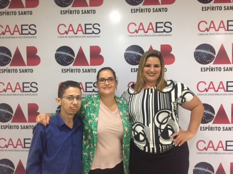 Em reunião da Comissão Especial dos Direitos das Pessoas com Deficiência, a presidente, Maristela Lugon Arantes e os advogados Cristian Ricardo Ferreira e Thamiris de Abreu Avelino Simões.