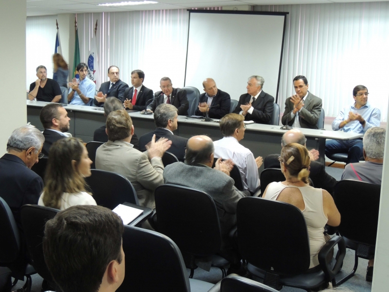 Taxa de marinha foi suspensa. Ato realizado na OAB-ES em 03-07. Foto: Divulgação.