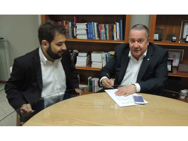 Convênio foi assinado pelo presidente da Ordem, Homero Mafra, e pelo representante da empresa, Bruno Miranda. Foto: Divulgação.