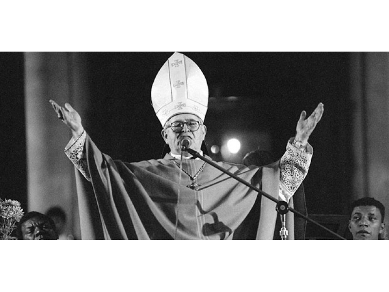 Dom Paulo Evaristo Arns celebra missa em homenagem a Chico Mendes, na Sé, em 1995