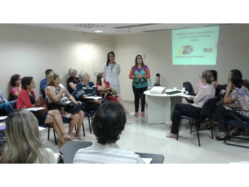 Presidente da Comissão, Maristela Lugon profere palestra. Foto: Divulgação.