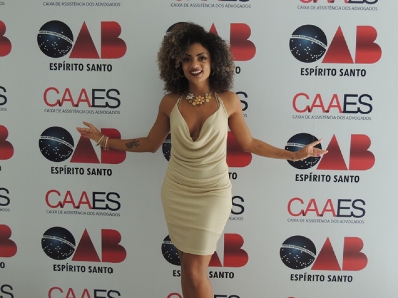 Raiane Leandro é advogada e apaixonada por samba