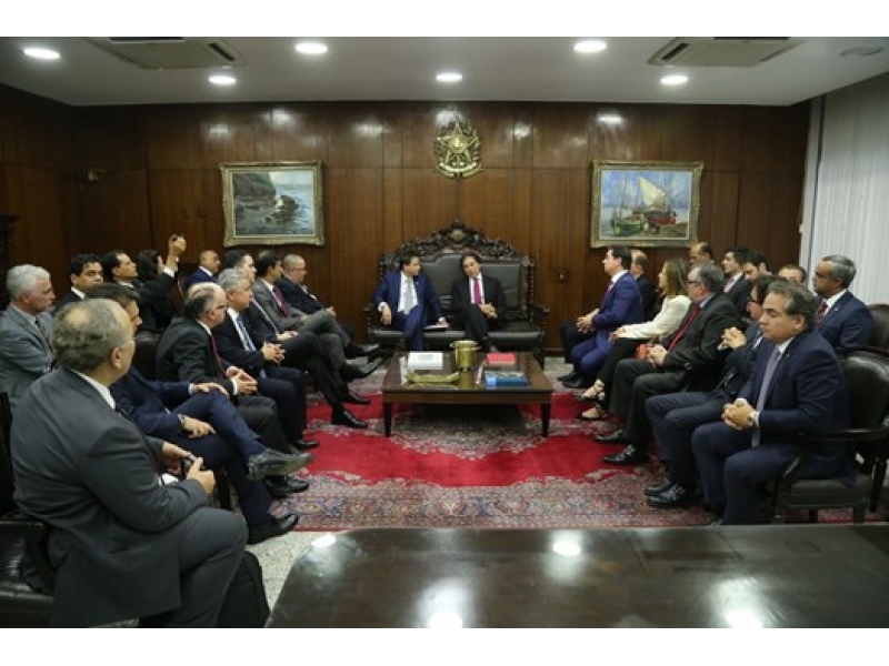 OAB entrega manifesto ao presidente do Senado, Eunício Oliveira. Foto: Divulgação.