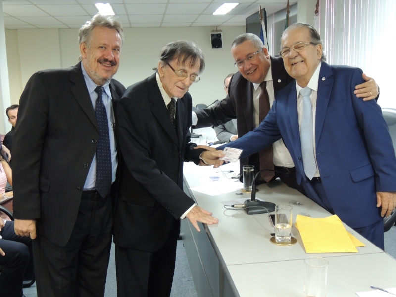 Desembargador aposentado Alinaldo Faria de Souza recebeu a carteira da Ordem. Foto: Divulgação.