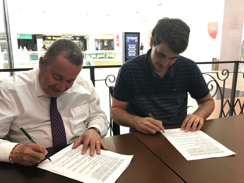 OAB-ES e Argento Parrilla são parceiros. Homero Mafra com Matias Salem, proprietário do restaurante. Foto: Divulgação.