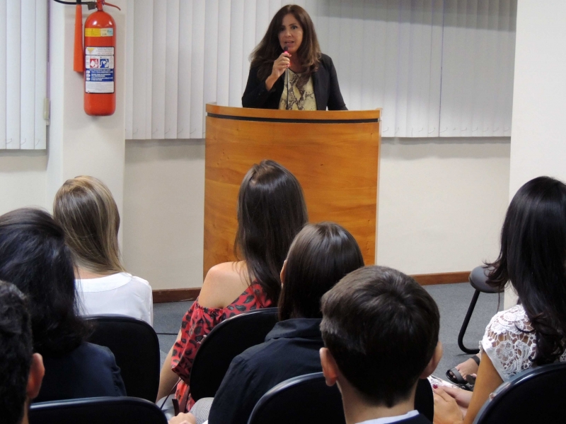Vice-presidente, Simone Silveira discursa em entrega de carteiras. Foto: Divulgação.