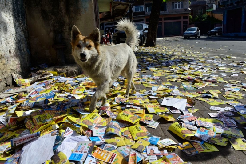 O derrame de santinhos no dia da votação ainda é uma triste realidade, que além de sujar as ruas, dificulta a locomoção de pessoas idosas e portadoras de deficiência, entope bueiros e poluem os rios.