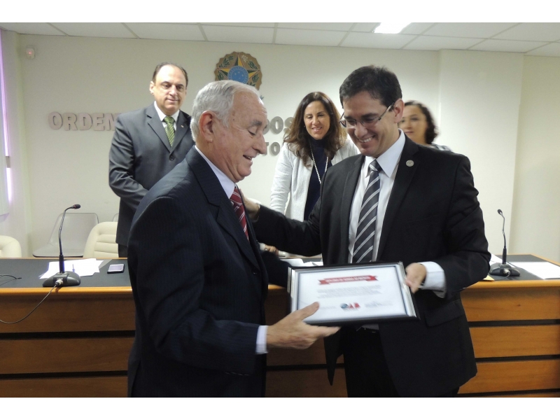 Piantavinha recebe homenagem de Ricardo Brum. Foto: Divulgação.