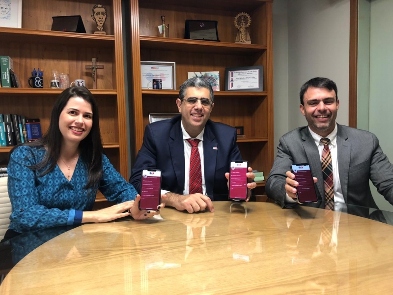 O presidente José Carlos Rizk Filho lança o aplicativo ao lado do diretor de Prerrogativas, Eduardo Sarlo, e da presidente da Comissão de Direitos e Prerrogativas, Camila Brunhara