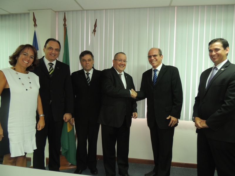 Diretoria da OAB-ES reunida com o presidente do Banestes, Guilherme Dias. Foto: Divulgação.